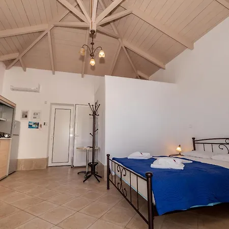Mikro Nisi & Apartment